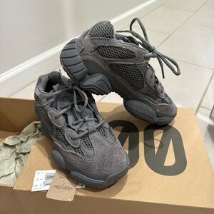 Adidas yeezy, space grey never worn in size 5,5 male.